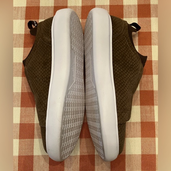 Karl Lagerfeld Paris Elastic Slip on Sneakers. Snakeskin Print. Size 9. - Picture 2 of 6